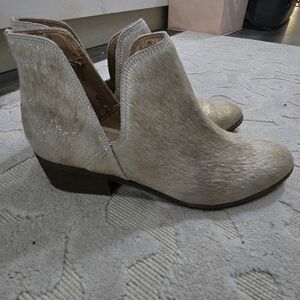Kaanas Cream Ankle Booties
